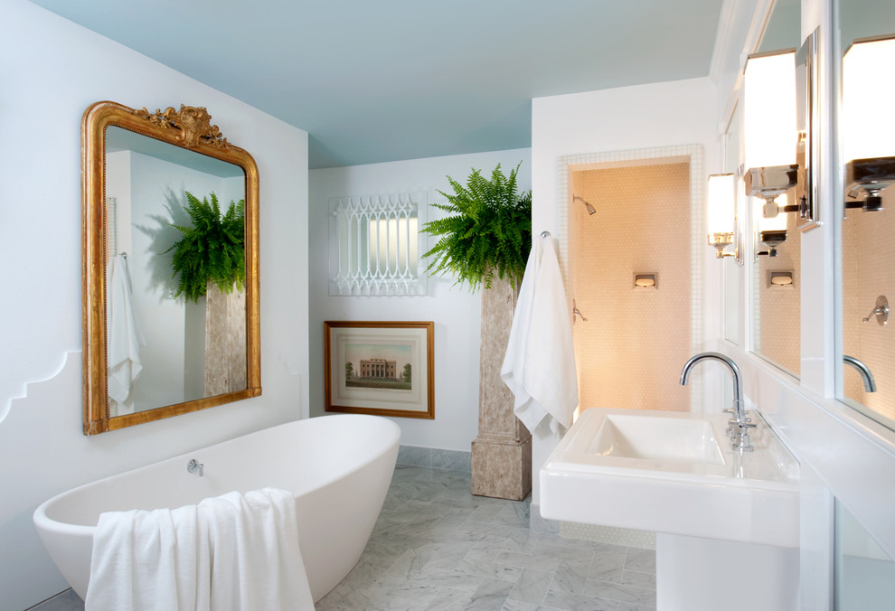 Пример оригинального дизайна: ванная комната в классическом стиле с раковиной с пьедесталом, отдельно стоящей ванной, угловым душем, белой плиткой и окном