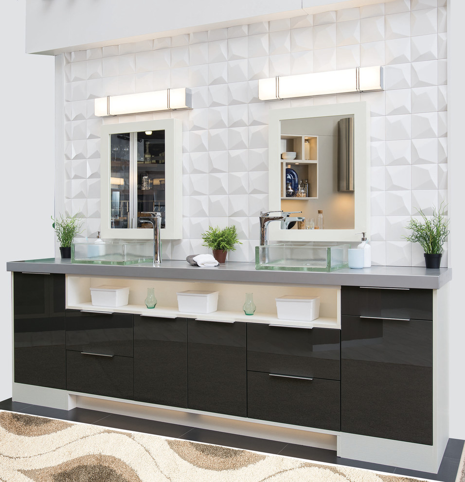 Inspiration för mellanstora moderna grått en-suite badrum, med släta luckor, svarta skåp, vit kakel, stenkakel, bänkskiva i rostfritt stål, svart golv, vita väggar och ett fristående handfat