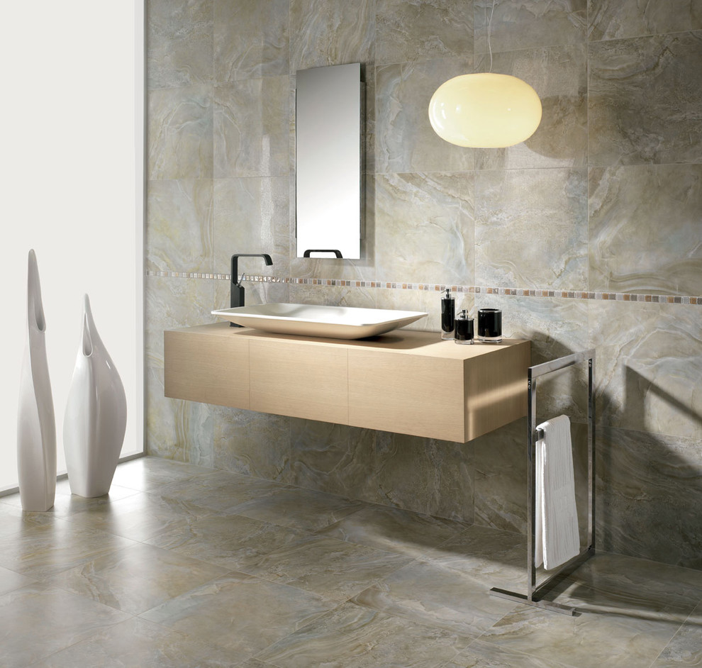 Aménagement d'une salle de bain contemporaine avec une vasque, un placard à porte plane, des portes de placard beiges, un plan de toilette en bois, un carrelage gris et des carreaux de porcelaine.