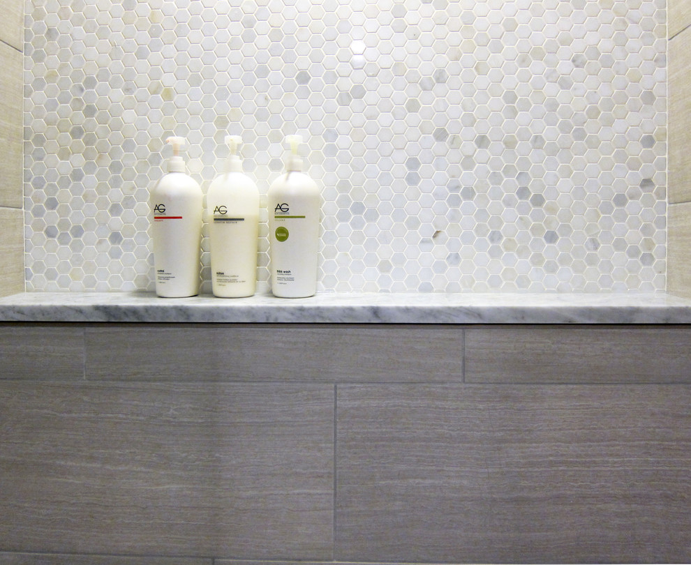 Modelo de cuarto de baño contemporáneo con baldosas y/o azulejos en mosaico