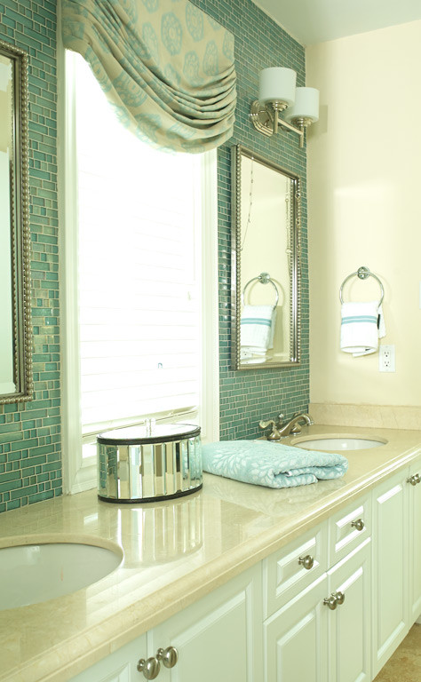 Esempio di una stanza da bagno padronale chic di medie dimensioni con ante con bugna sagomata, ante bianche, piastrelle verdi, piastrelle a listelli, pareti beige e lavabo sottopiano