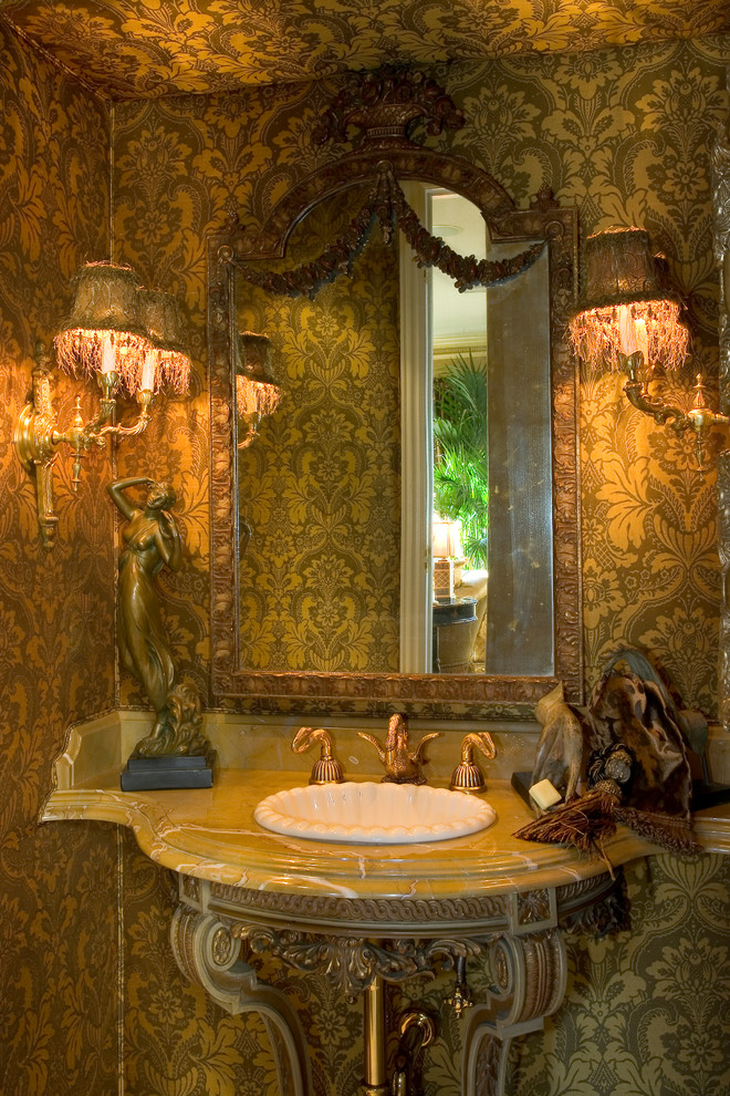 Inspiration för små medelhavsstil badrum med dusch, med ett nedsänkt handfat, marmorbänkskiva, en toalettstol med separat cisternkåpa, gul kakel, stenhäll, gula väggar och travertin golv