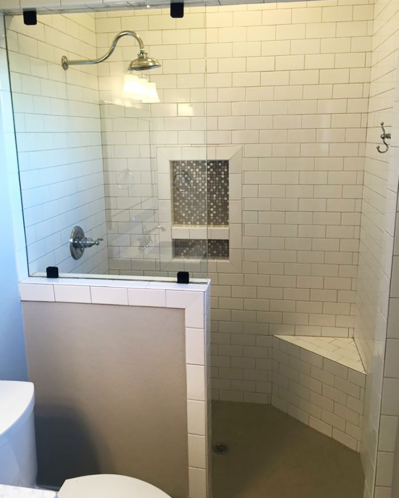 Réalisation d'une salle de bain tradition de taille moyenne avec WC séparés, un carrelage blanc, un carrelage métro et aucune cabine.