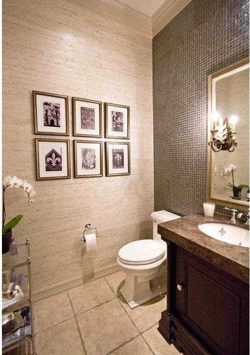 На фото: ванная комната в классическом стиле с врезной раковиной, фасадами с выступающей филенкой, темными деревянными фасадами, столешницей из гранита, раздельным унитазом, коричневой плиткой, стеклянной плиткой, коричневыми стенами и полом из керамогранита