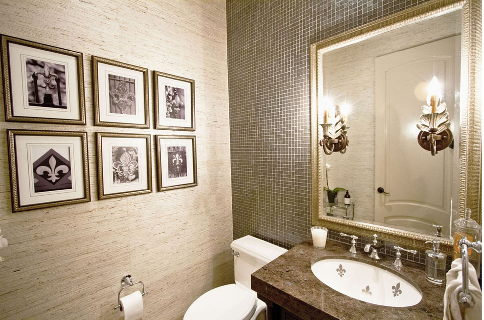 Стильный дизайн: ванная комната в классическом стиле с врезной раковиной, фасадами с выступающей филенкой, темными деревянными фасадами, столешницей из гранита, раздельным унитазом, коричневой плиткой, стеклянной плиткой, коричневыми стенами и полом из керамогранита - последний тренд