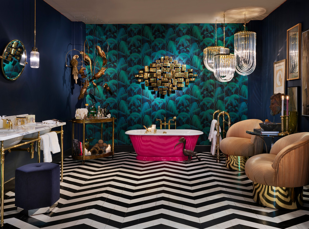 Eklektisches Badezimmer mit freistehender Badewanne, blauer Wandfarbe, Waschtischkonsole und schwarzem Boden in London