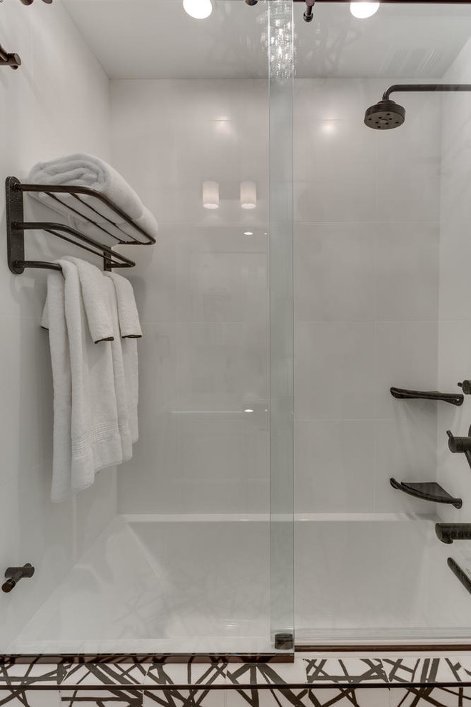 Idéer för mellanstora funkis vitt badrum med dusch, med möbel-liknande, ett badkar i en alkov, en dusch/badkar-kombination, en toalettstol med hel cisternkåpa, vit kakel, keramikplattor, vita väggar, klinkergolv i keramik, ett undermonterad handfat, bänkskiva i akrylsten, flerfärgat golv och dusch med skjutdörr
