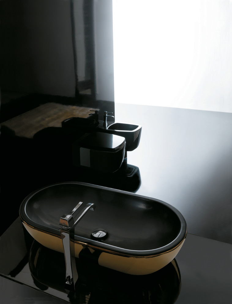 Exempel på ett mellanstort modernt svart svart en-suite badrum, med ett fristående handfat, öppna hyllor, svarta skåp, ett fristående badkar, en öppen dusch, en toalettstol med separat cisternkåpa, svart kakel, glasskiva, svarta väggar, betonggolv, bänkskiva i glas, svart golv och med dusch som är öppen