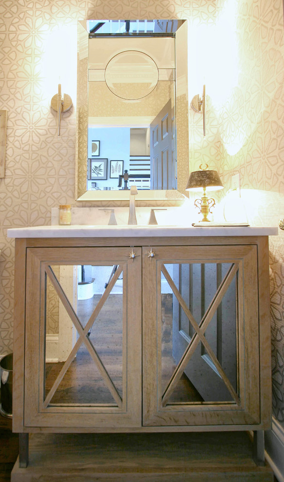 Cette photo montre une grande salle de bain tendance en bois clair avec un placard à porte plane et un sol en bois brun.