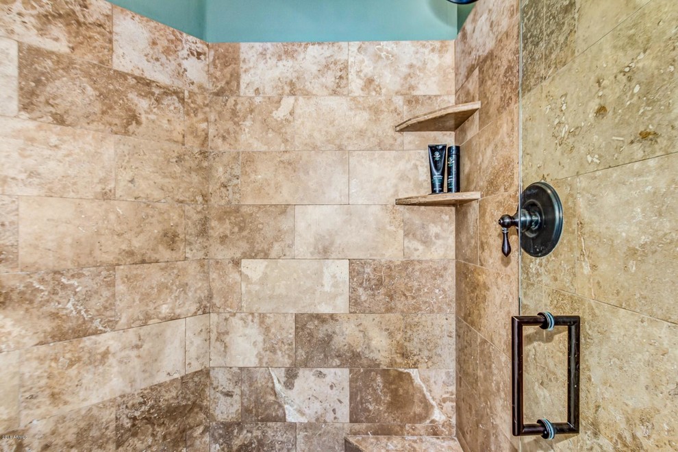 Idéer för mellanstora brunt en-suite badrum, med vita skåp, ett hörnbadkar, en dusch i en alkov, flerfärgad kakel, glaskakel, gröna väggar, travertin golv, ett fristående handfat, granitbänkskiva, brunt golv och med dusch som är öppen