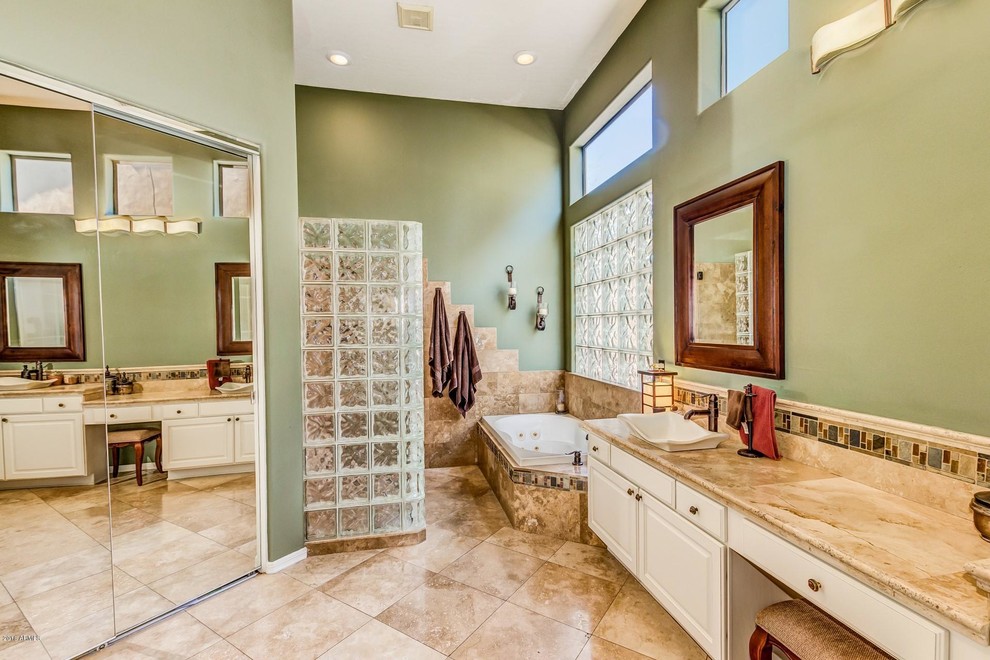 Inspiration för ett mellanstort brun brunt en-suite badrum, med vita skåp, ett hörnbadkar, en dusch i en alkov, flerfärgad kakel, glaskakel, gröna väggar, travertin golv, ett fristående handfat, granitbänkskiva, brunt golv och med dusch som är öppen