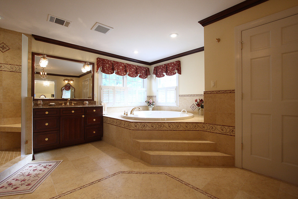 Foto de cuarto de baño clásico con baldosas y/o azulejos en mosaico