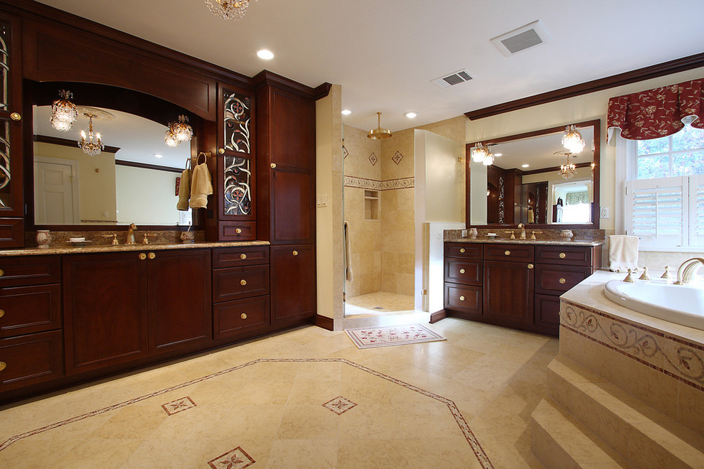 Klassisches Badezimmer mit Schrankfronten im Shaker-Stil, dunklen Holzschränken, Einbaubadewanne, Eckdusche und beigen Fliesen in Washington, D.C.