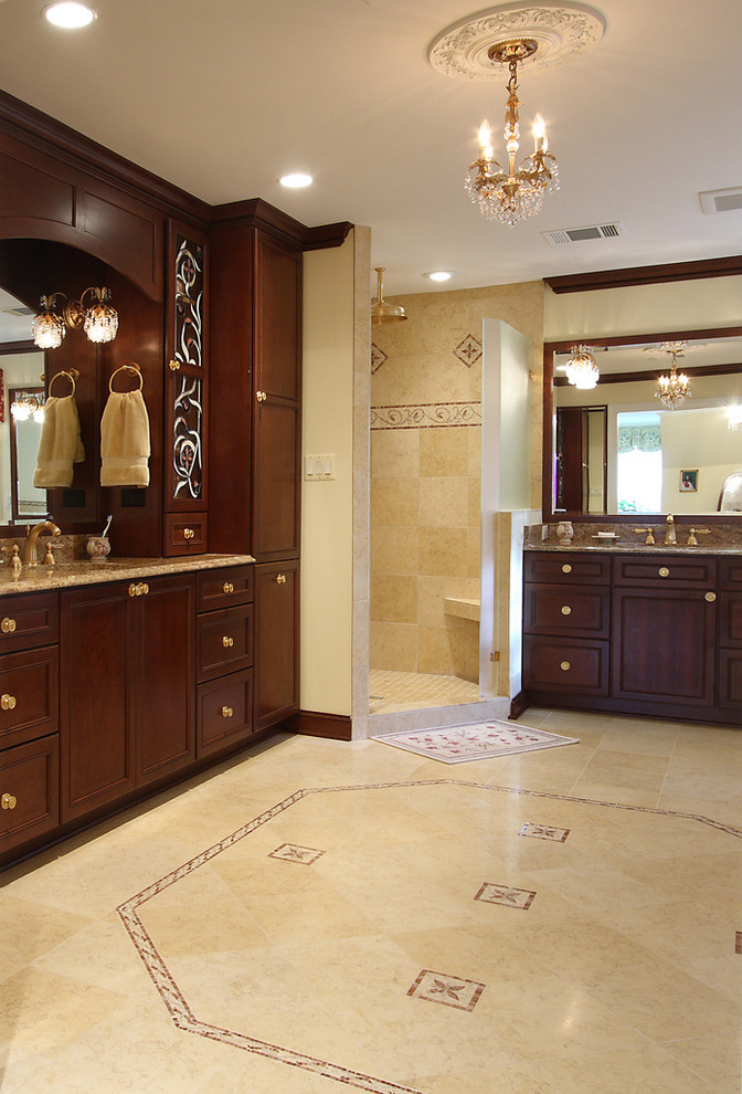 Стильный дизайн: ванная комната в классическом стиле с открытым душем и открытым душем - последний тренд