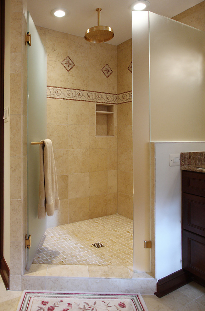 На фото: ванная комната в классическом стиле с плиткой из известняка