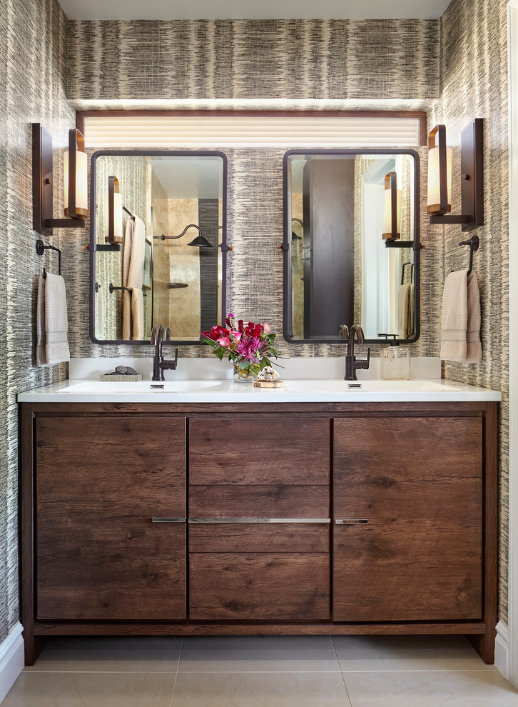 Foto di una stanza da bagno padronale tradizionale di medie dimensioni con ante lisce, ante in legno scuro, pareti beige, pavimento in pietra calcarea, lavabo integrato, pavimento beige e top bianco