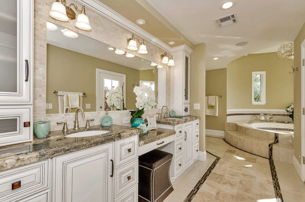 Inspiration för ett stort vintage en-suite badrum, med luckor med upphöjd panel, vita skåp, granitbänkskiva, beige kakel, keramikplattor, beige väggar, ett badkar i en alkov, klinkergolv i keramik och ett integrerad handfat