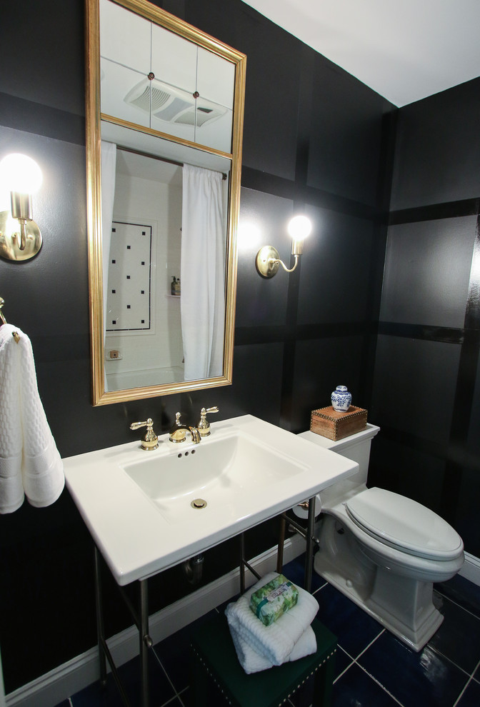 Exempel på ett litet klassiskt badrum med dusch, med öppna hyllor, vita skåp, ett badkar i en alkov, en dusch/badkar-kombination, en toalettstol med hel cisternkåpa, blå kakel, keramikplattor, svarta väggar, klinkergolv i keramik, ett piedestal handfat och bänkskiva i akrylsten