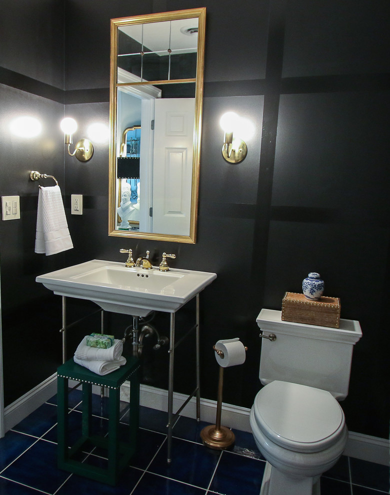Пример оригинального дизайна: маленькая ванная комната в стиле неоклассика (современная классика) с открытыми фасадами, белыми фасадами, ванной в нише, душем в нише, унитазом-моноблоком, синей плиткой, керамической плиткой, черными стенами, полом из керамической плитки, душевой кабиной, раковиной с пьедесталом и столешницей из искусственного камня для на участке и в саду