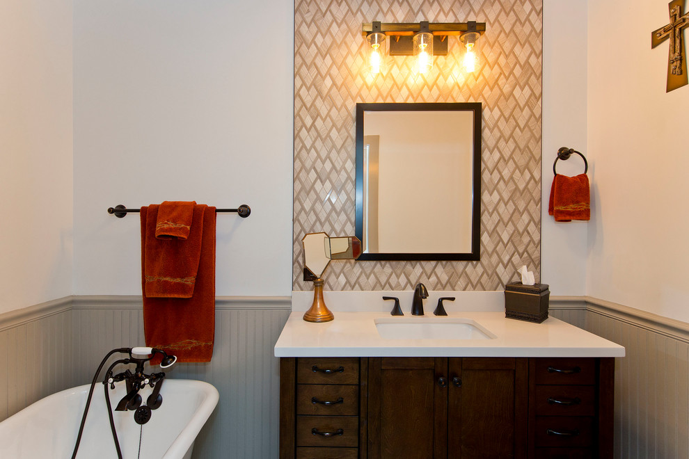 Exempel på ett litet rustikt beige beige badrum, med möbel-liknande, skåp i mörkt trä, ett badkar med tassar, beige väggar, ett undermonterad handfat och bänkskiva i kvarts