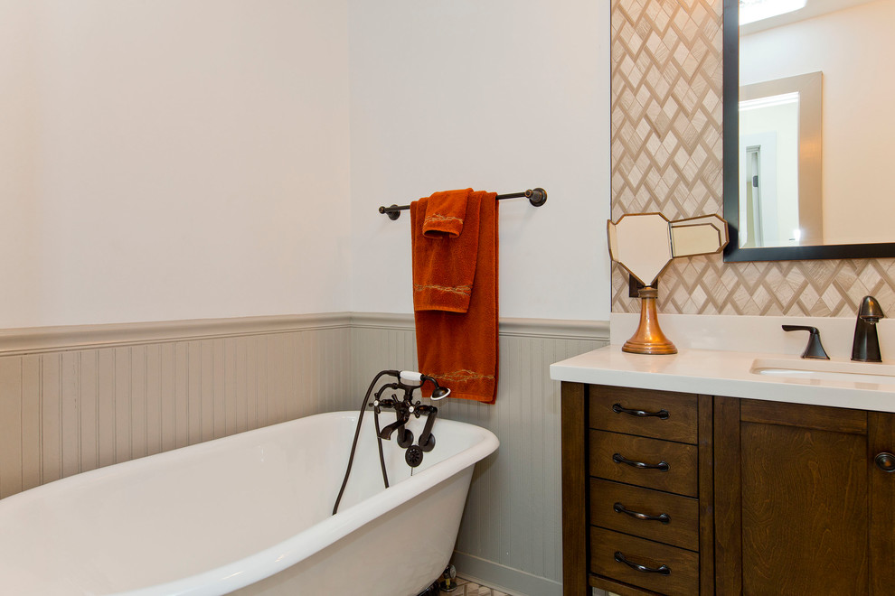 Inredning av ett rustikt litet beige beige badrum, med möbel-liknande, skåp i mörkt trä, ett badkar med tassar, beige väggar, ett undermonterad handfat och bänkskiva i kvarts