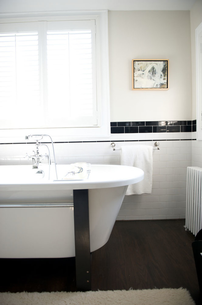 ニューヨークにある高級な中くらいなコンテンポラリースタイルのおしゃれなバスルーム (浴槽なし) (コーナー型浴槽、マルチカラーのタイル、セラミックタイル、白い壁、濃色無垢フローリング) の写真