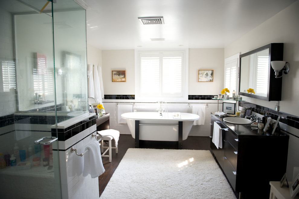 Foto på ett mellanstort funkis badrum med dusch, med ett hörnbadkar, en hörndusch, flerfärgad kakel, keramikplattor, vita väggar, mörkt trägolv och ett undermonterad handfat