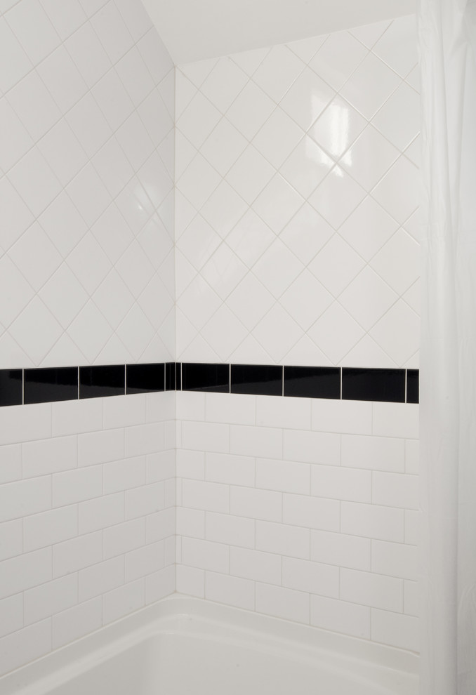 Inredning av ett klassiskt mellanstort badrum med dusch, med skåp i shakerstil, skåp i mörkt trä, ett badkar i en alkov, en dusch/badkar-kombination, vit kakel, tunnelbanekakel, vita väggar, klinkergolv i keramik, ett undermonterad handfat, granitbänkskiva, vitt golv och dusch med duschdraperi