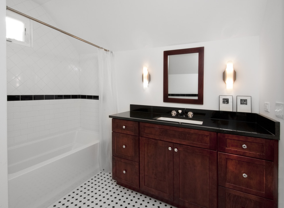 Foto på ett mellanstort vintage badrum med dusch, med ett undermonterad handfat, skåp i shakerstil, skåp i mörkt trä, ett badkar i en alkov, en dusch/badkar-kombination, vit kakel, tunnelbanekakel, vita väggar, klinkergolv i keramik, granitbänkskiva, vitt golv och dusch med duschdraperi