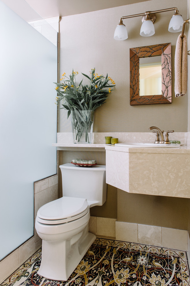 Idées déco pour une petite salle d'eau éclectique avec un lavabo posé, une douche ouverte, WC à poser, un carrelage multicolore, des carreaux de céramique, un mur beige et un sol en carrelage de céramique.