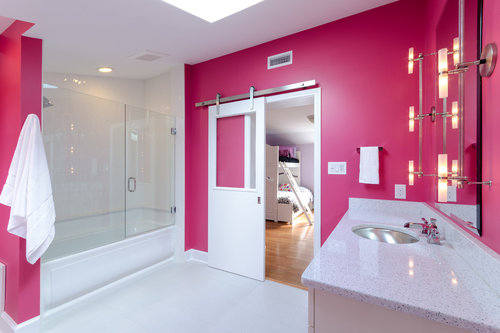 Свежая идея для дизайна: ванная комната: освещение в современном стиле с врезной раковиной, столешницей из искусственного кварца, ванной в нише, душем над ванной, белой плиткой и розовыми стенами - отличное фото интерьера