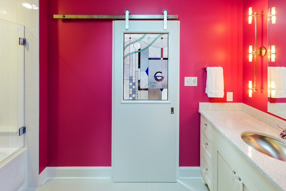 Esempio di una stanza da bagno design con lavabo sottopiano, ante con riquadro incassato e ante bianche