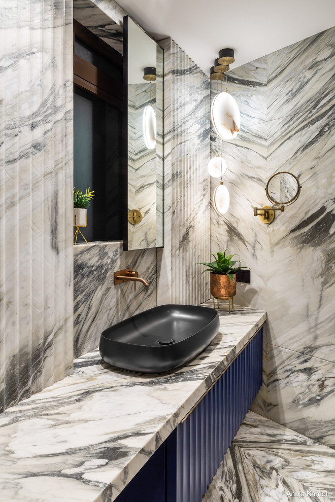 Idéer för stora funkis grått badrum med dusch, med blå skåp, grå kakel, ett fristående handfat och flerfärgat golv