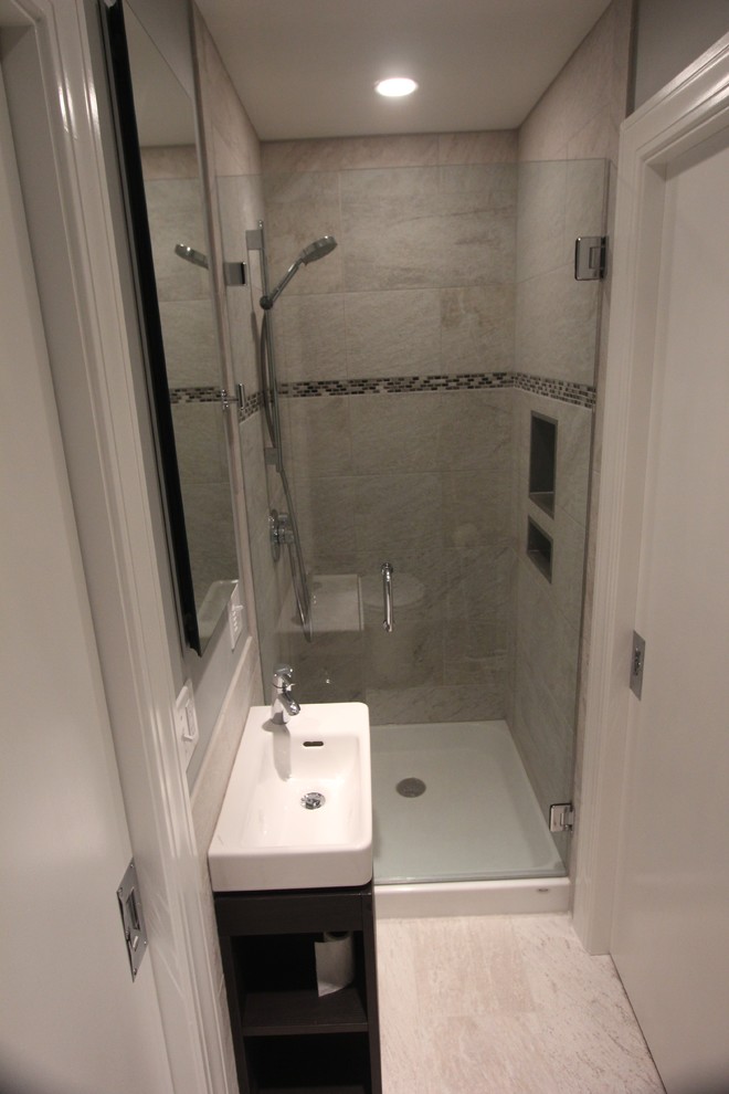 Foto di una piccola stanza da bagno con doccia con lavabo sospeso, doccia alcova, piastrelle bianche, piastrelle in gres porcellanato e pavimento in gres porcellanato