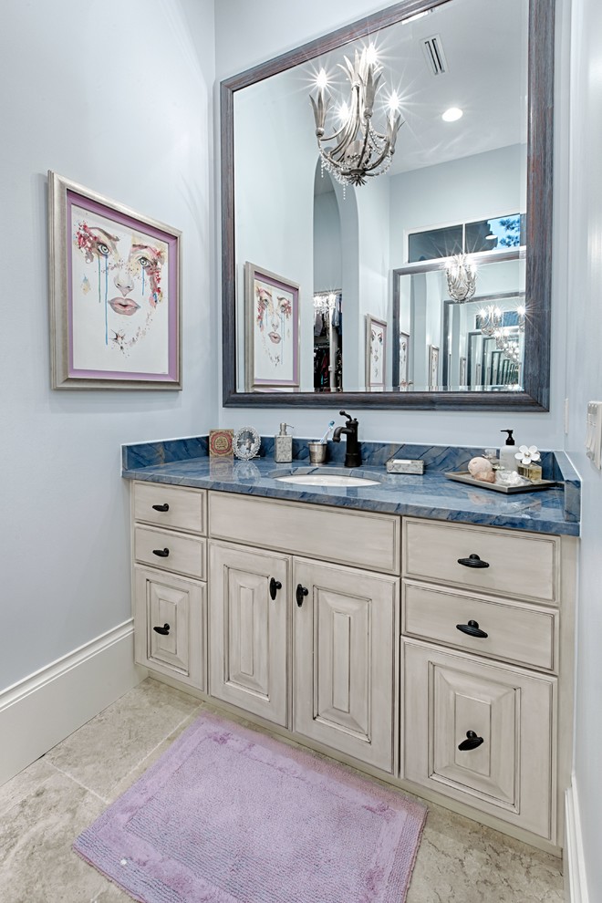 Klassisk inredning av ett mellanstort badrum med dusch, med luckor med upphöjd panel, vita skåp, grå väggar, travertin golv, ett undermonterad handfat, granitbänkskiva och beiget golv