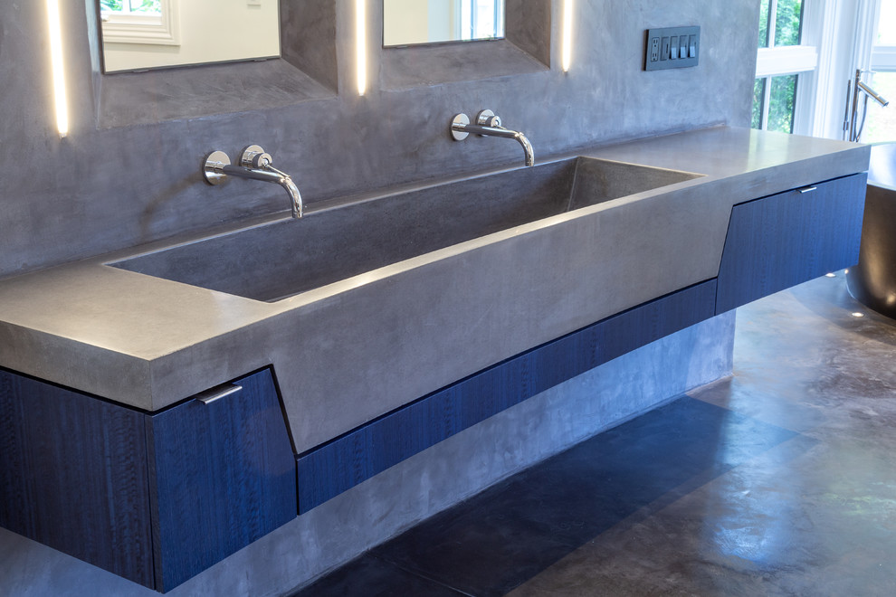 Modelo de cuarto de baño principal moderno extra grande con ducha abierta, sanitario de pared, paredes grises, suelo de cemento, lavabo suspendido, encimera de cemento, suelo gris, ducha abierta y encimeras grises