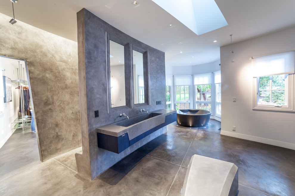 Источник вдохновения для домашнего уюта: огромная главная ванная комната в стиле модернизм с открытым душем, инсталляцией, серыми стенами, бетонным полом, подвесной раковиной, столешницей из бетона, серым полом, открытым душем и серой столешницей