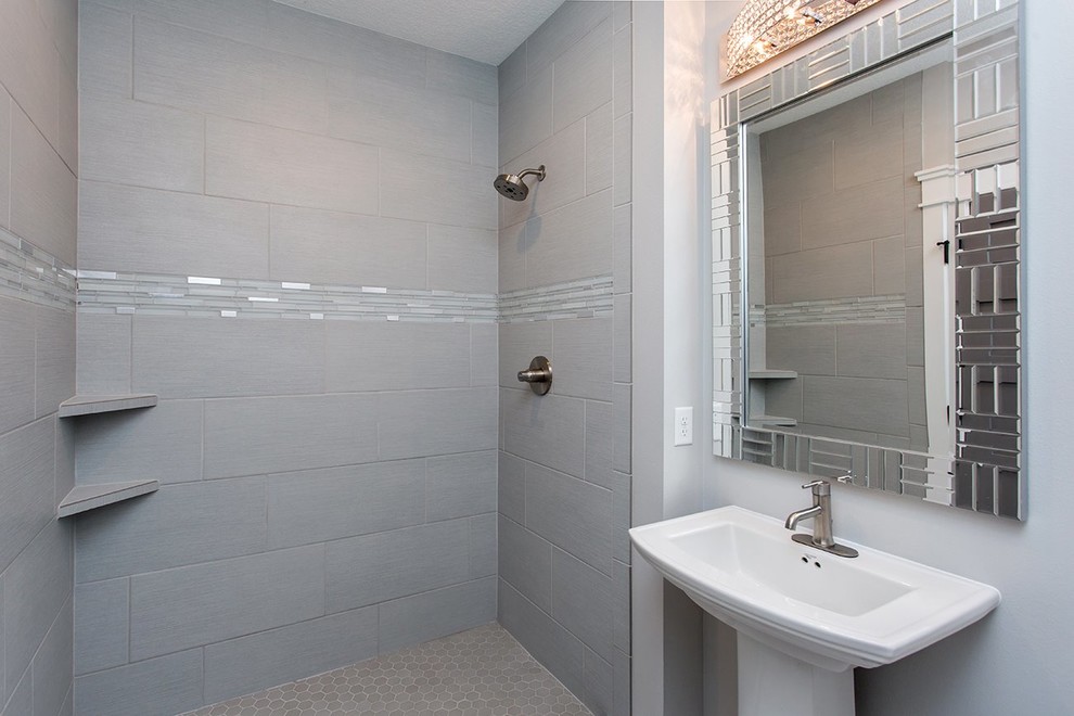 На фото: ванная комната среднего размера в современном стиле с душем в нише, серой плиткой, керамогранитной плиткой, серыми стенами, душевой кабиной и раковиной с пьедесталом с