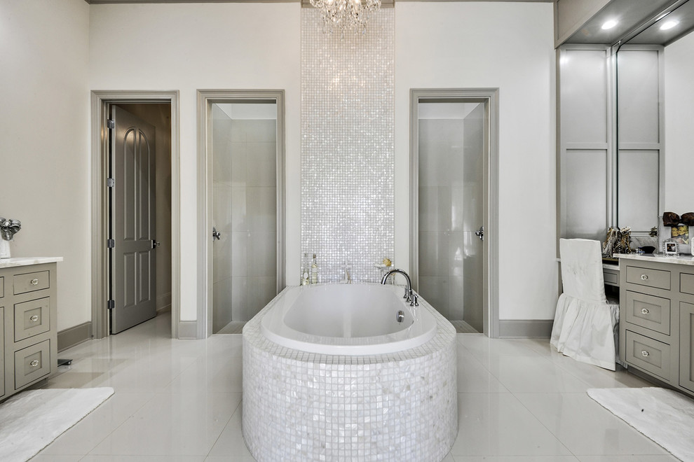 Exempel på ett stort klassiskt en-suite badrum, med skåp i shakerstil, grå skåp, ett platsbyggt badkar, en dubbeldusch, grå kakel, cementkakel, vita väggar, betonggolv, marmorbänkskiva, grått golv och dusch med gångjärnsdörr