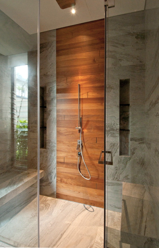Foto di una stanza da bagno contemporanea con doccia alcova e piastrelle grigie