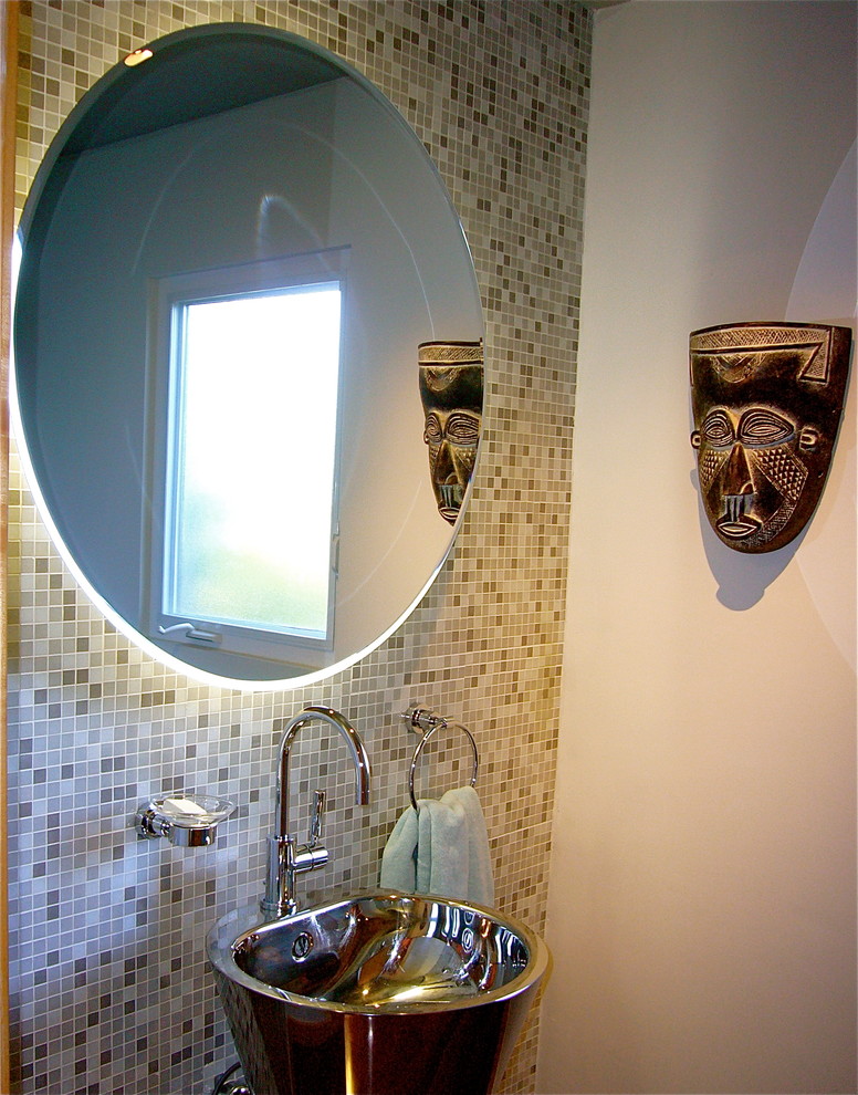 Imagen de cuarto de baño actual pequeño con suelo de madera oscura