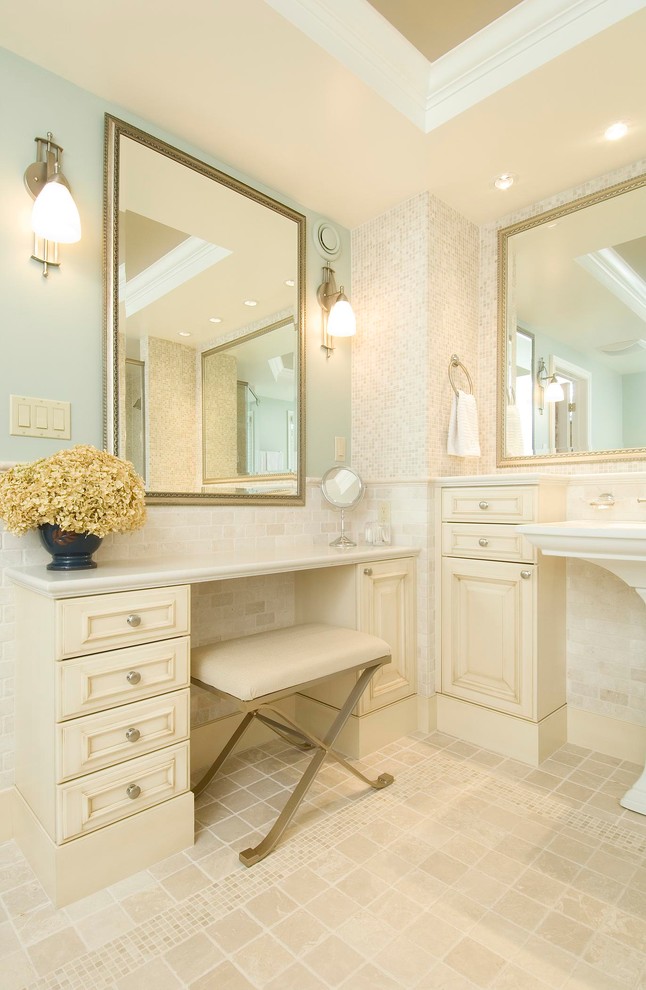 Cette image montre une salle de bain traditionnelle avec un lavabo de ferme, un placard avec porte à panneau encastré, des portes de placard beiges, un carrelage beige et un mur bleu.