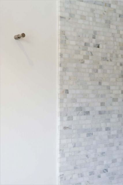 ニューヨークにあるトランジショナルスタイルのおしゃれな浴室 (オープン型シャワー、白いタイル、モザイクタイル) の写真