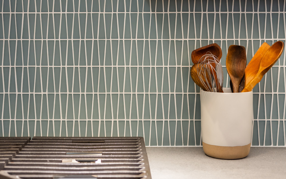 Cette image montre une salle de bain design de taille moyenne avec un placard à porte plane, des portes de placard bleues, des carreaux de porcelaine, un mur gris, un sol en carrelage de porcelaine, un plan de toilette en quartz modifié, un sol gris et un plan de toilette gris.