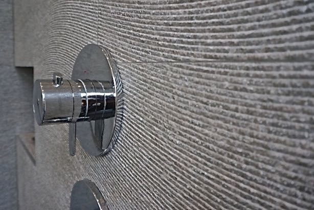 Réalisation d'une salle d'eau design de taille moyenne avec une douche d'angle, un carrelage beige, des carreaux de céramique, un mur beige et un sol en carrelage de porcelaine.