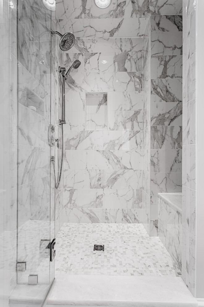 Modelo de cuarto de baño principal minimalista pequeño con bañera exenta, ducha abierta, baldosas y/o azulejos blancas y negros, paredes beige y lavabo bajoencimera