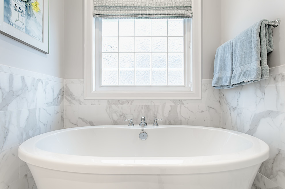 Foto de cuarto de baño principal moderno pequeño con bañera exenta, ducha abierta, baldosas y/o azulejos blancas y negros, paredes beige y lavabo bajoencimera