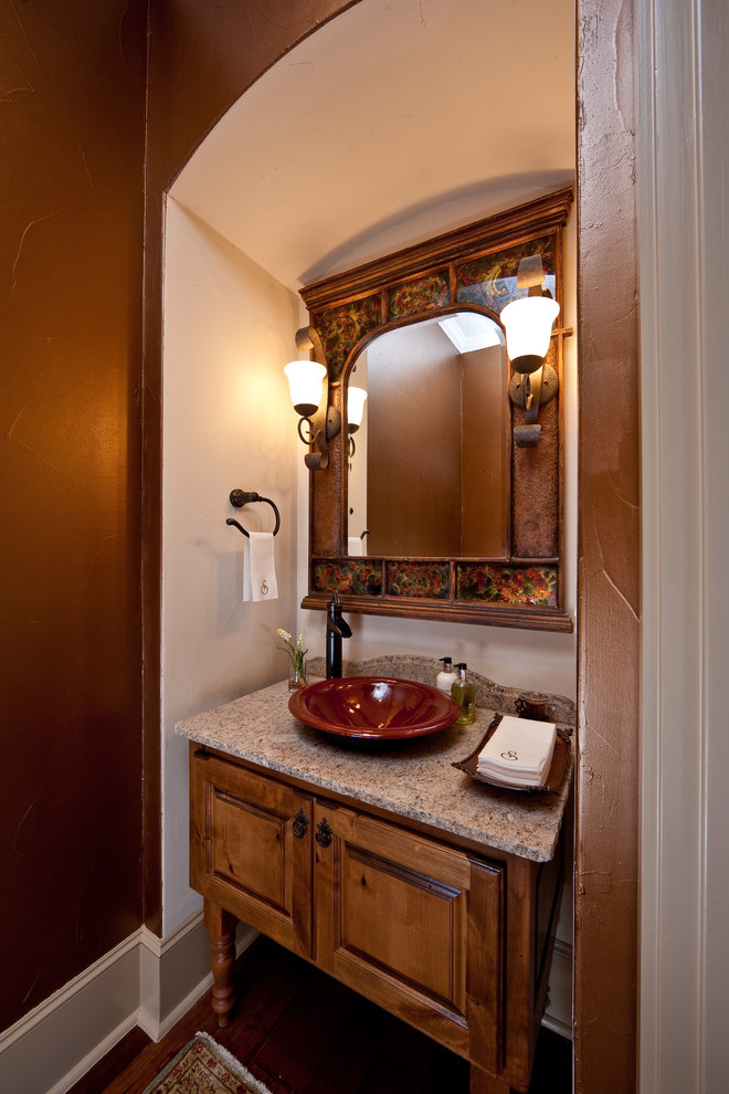 На фото: ванная комната в стиле рустика с настольной раковиной с