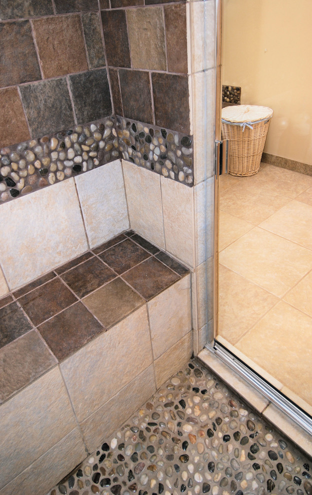 Imagen de cuarto de baño tradicional renovado de tamaño medio con ducha empotrada