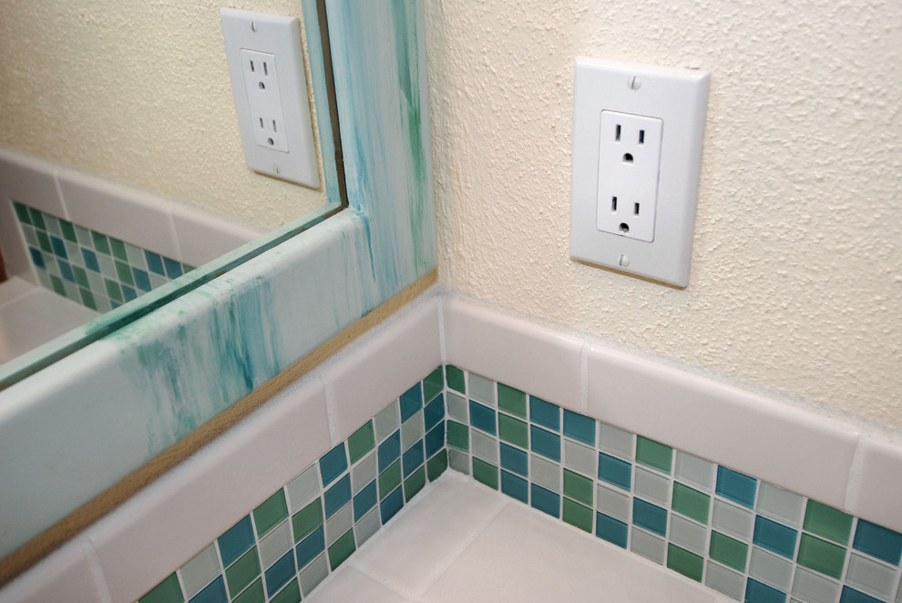 Ispirazione per una stanza da bagno chic di medie dimensioni con piastrelle blu, piastrelle verdi, piastrelle bianche, piastrelle in ceramica, ante con riquadro incassato, WC monopezzo, pareti bianche, lavabo da incasso e top piastrellato